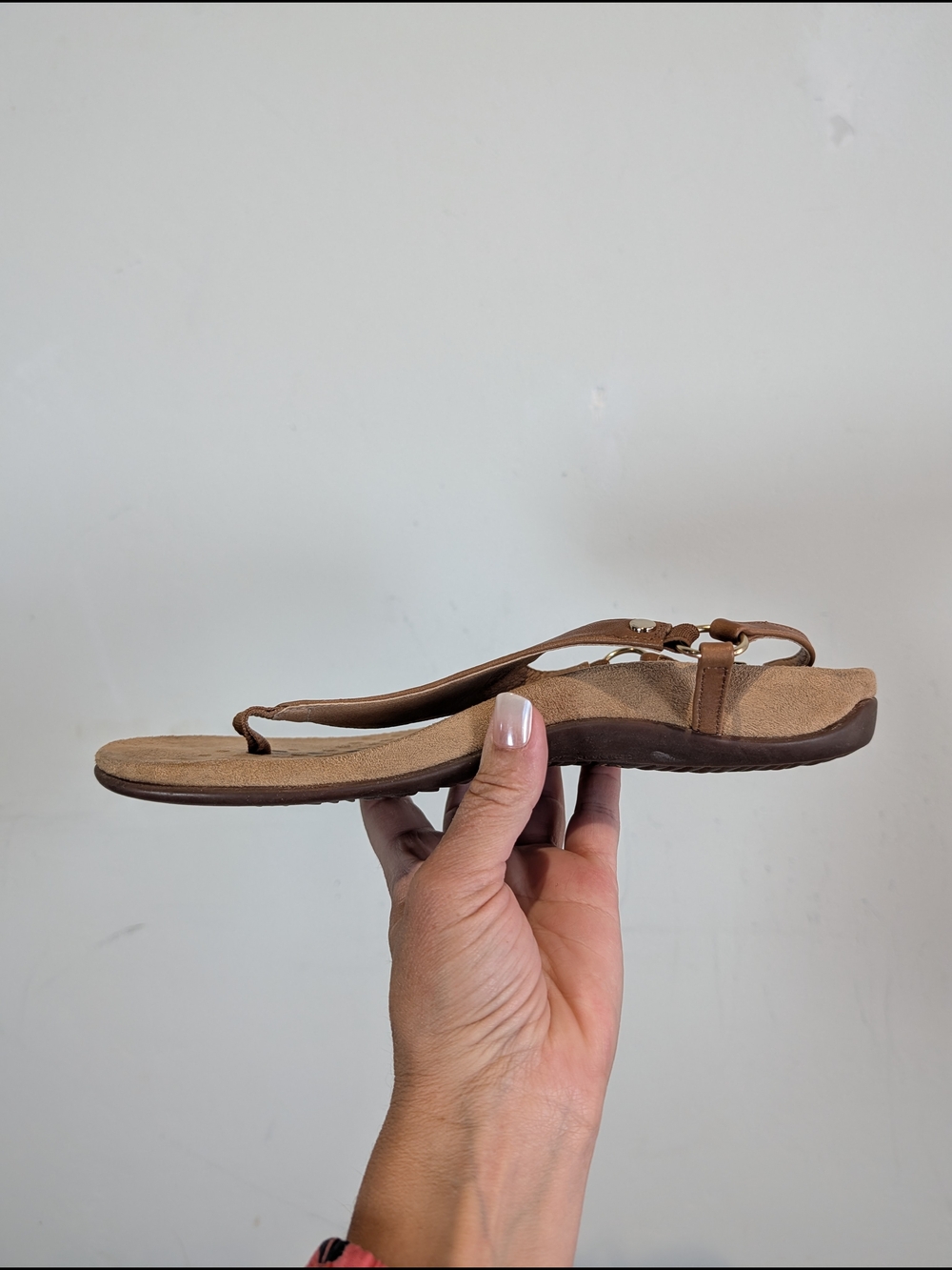 Vionic Kirra Brown Thong Sandal with Adjustable Back Strap, Size 8 - Picture 3 of 6